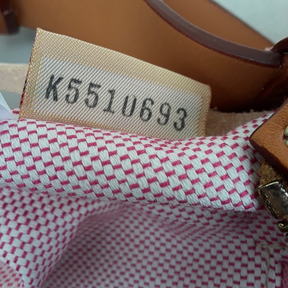 Dooney & Bourke shoulder bag. - Picture 3 of 8